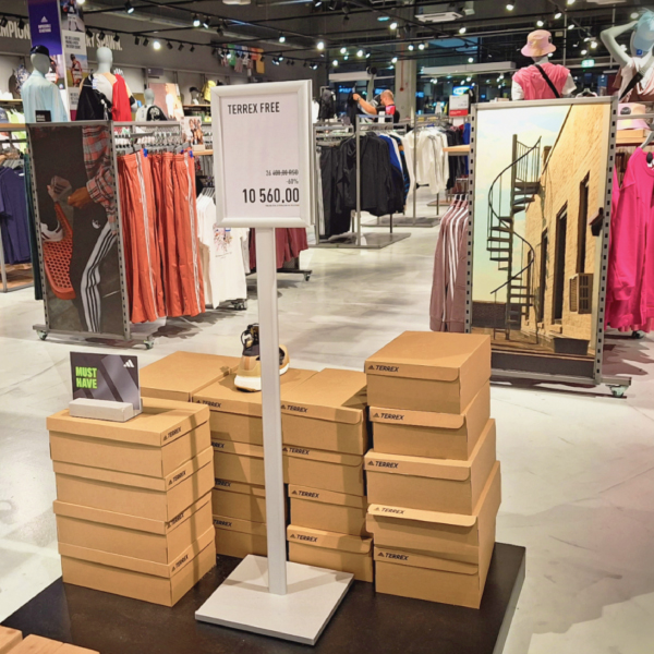 Stajaće info table namenjene su postavljanje informacija u prostoru ili kao elemenat za postavljanje cenovnika ili specifikacija ispred eksponata u prodajnim salonima. Postavite informacije u prostoru, brzo i jednostavno!