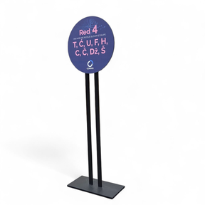 Štampana promo tabla na dva stuba predstavlja elegantno i stabilno rešenje za prikaz informacija, promotivnih poruka ili usmeravanja posetilaca u različitim poslovnim i javnim prostorima