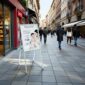 Jednostrana sendvič (A-tabla) info tabla predstavlja novitet u našoj ponudi i namenjena je za jednostavno i efikasno postavljanje obaveštenja, informacija i promotivnih materijala poput postera.
