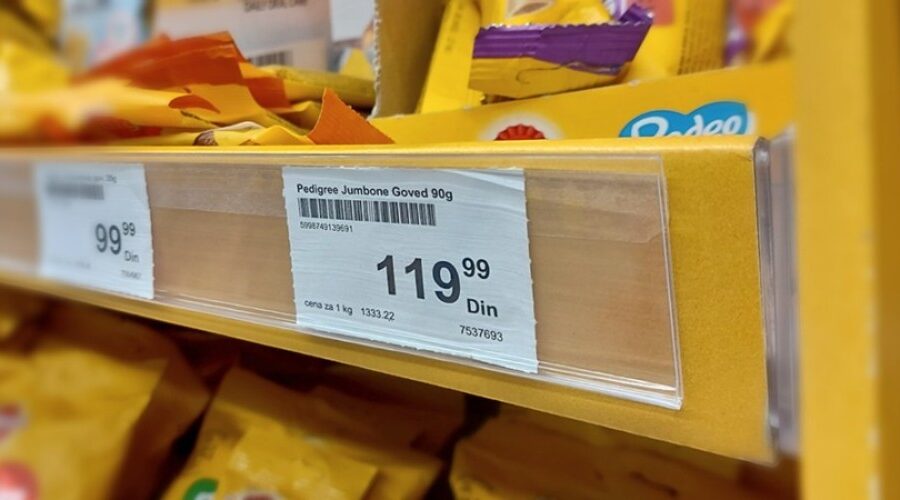 U svetu maloprodaje, gde svaka sekunda i svaki detalj mogu odlučiti da li će kupac obaviti kupovinu ili odustati, trake za cene (poznate i kao lajsne za cene ili „shelf liners“) predstavljaju neizostavan element svake prodavnice. Iako često neprimetne, one su ključan deo organizacije prodajnog prostora, tačka na kojoj se spajaju funkcionalnost, informacija i marketing.