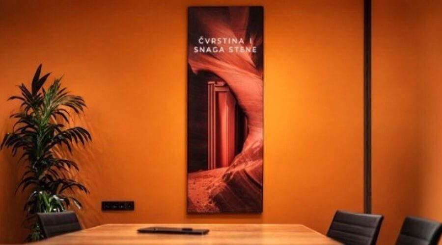 Aluminijumski tekstilni ramovi predstavljaju moderno i elegantno rješenje za isticanje reklamnih poruka u poslovnim i maloprodajnim prostorima. Namijenjeni su za postavljanje grafika štampanih na tekstilnom (canvas) platnu, koje zahvaljujući savremenim tehnologijama štampe daje izuzetno kvalitetan, bogat i profesionalan vizuelni efekat. Za razliku od klasičnih postera, tekstilna grafika djeluje sofisticiranije, bez odsjaja i sa izraženijim bojama, što dodatno privlači pažnju posmatrača.