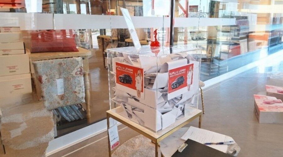 Klasična glasačka kutija rađena po modelu standardizovane glasačke kutije Republičke izborne komisije. Sastoji se iz kompaktnog dna i pomičnog poklopca