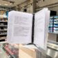 Knjiga listač sa plastičnim ramovima omogućava pregledan prikaz receptura, cenovnika i obaveštenja. Pogledajte primenu u VERO supermarketu.