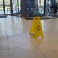 Plasticna tabla upozorenja za zatvorene prostore. Stabilna Tabla klizav pod za veću bezbednost i jasno označavanje opasnosti.