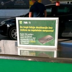 Dvostrani aluminijumski ramovi za postere sa postoljem predstavljaju praktično i savremeno rješenje za izlaganje promotivnih materijala. Namijenjeni su prvenstveno za postavljanje postera na ravne površine, ali se po potrebi mogu montirati i bočno na zid ili na tavanicu, što im daje dodatnu fleksibilnost u primjeni.