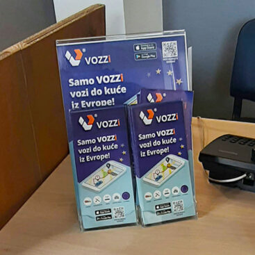 L-info-tabla-format-A4-sa-stalkom-za-flajere-slika-iz-prostora-1-367×367