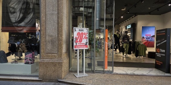 Stojeća poster tabla na dva stuba s aluminijskim okvirom. Dostupna u B1 i B2 formatima, u jednostranoj i dvostranoj varijanti.